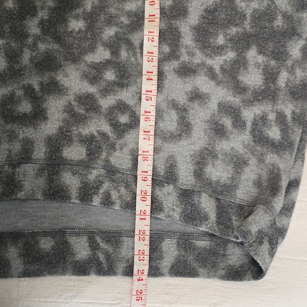 NWT-Blank NYC Leopard Print Women's Sweatshirt Large - Picture 8 of 10